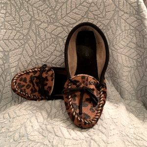 Minnetonka Moccasin Size 9 Animal Print Moccasin